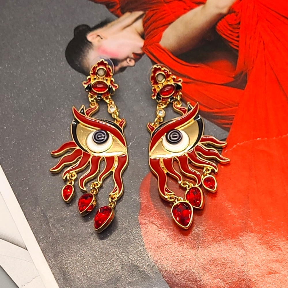 Signed Schiaparelli Teardrop Curtain Peculiar Eye Crystal Gold Earrings - Picture 6 of 14